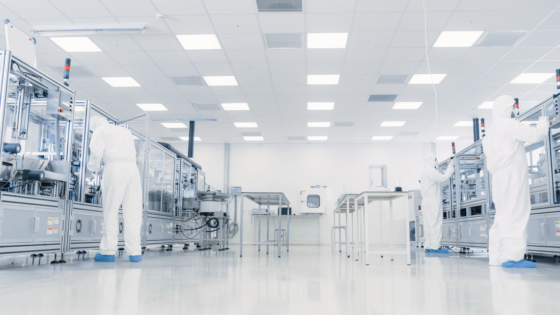 What are the major sources of microbial contamination in a cleanroom?